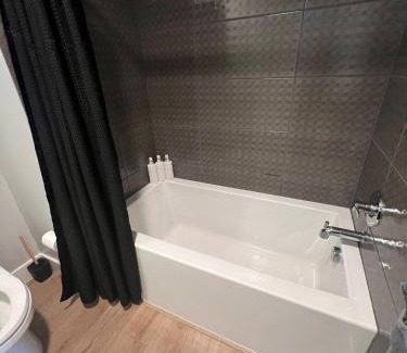 Civic Core Apartamento | The Daisy Bright 2BR Stay in Downtown San Diego