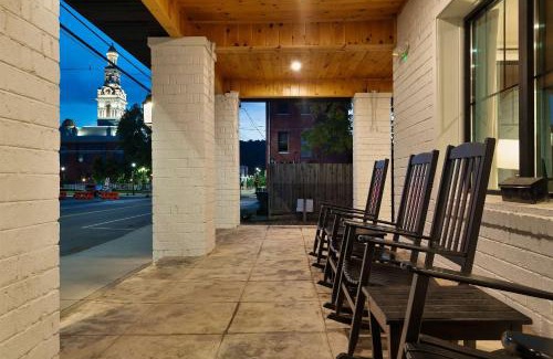 Sevierville Casa | The Davis Luxury Retreat Villa 1-Block from Dolly