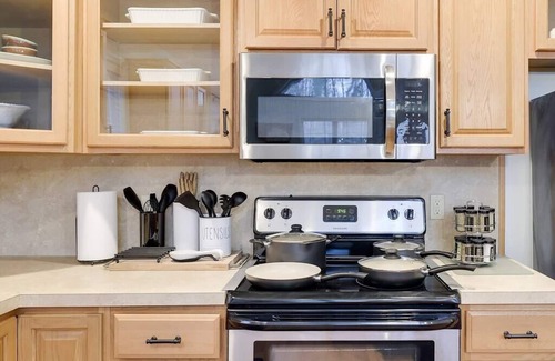 Thornhurst Casa | The Daydream Chalet: Newly installed hot tub!, The Daydream Chalet: A dream in every season! Enjoy s