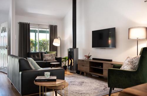 Hepburn Springs Casa | The Den, outdoor spa Daylesford