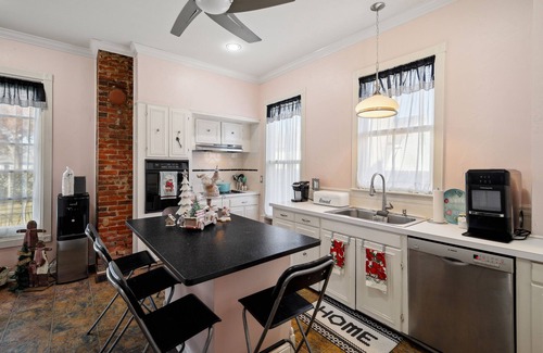 Gainesville Casa | The Denton Street Holiday House, an 1893 Victorian in the Historic District