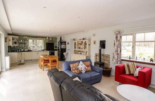 County Cavan Casa | THE DERRIES, pet friendly, with open fire in Ballinagh, County Cavan