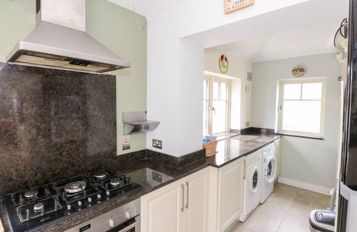 County Cavan Casa | THE DERRIES, pet friendly, with open fire in Ballinagh, County Cavan