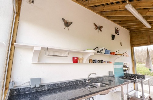 County Cavan Casa | THE DERRIES, pet friendly, with open fire in Ballinagh, County Cavan