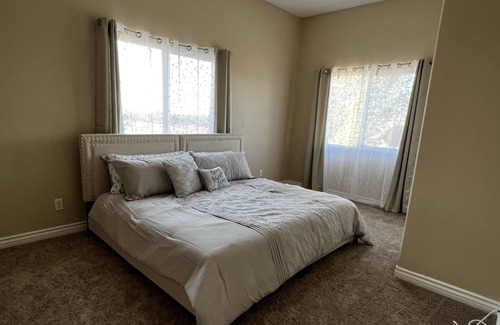 Hesperia Casa | The Desert Den - cozy home with a nice view!