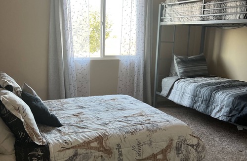 Hesperia Casa | The Desert Den - cozy home with a nice view!