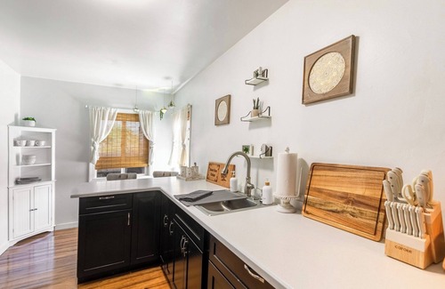 Joshua Tree Cabaña | The Desert Rose Cottage with WiFi, AC in charming Joshua Tree