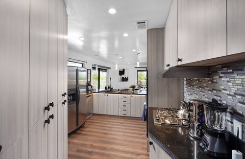 San Bernardino Casa | The Designer Home｜City Skyline Views｜More in LA