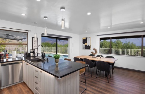 San Bernardino Casa | The Designer Home｜City Skyline Views｜More in LA