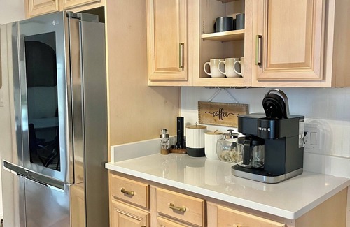 High Point Casa | The Designers Den-Sleeps 10, Pets ok, 5min to IHFC & HPU, Emerywood!