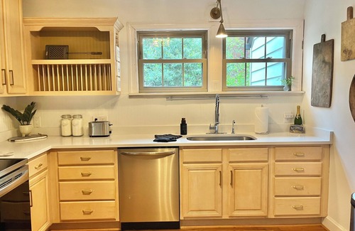 High Point Casa | The Designers Den-Sleeps 10, Pets ok, 5min to IHFC & HPU, Emerywood!