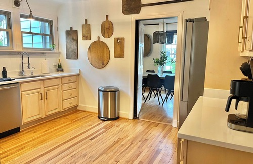 High Point Casa | The Designers Den-Sleeps 10, Pets ok, 5min to IHFC & HPU, Emerywood!