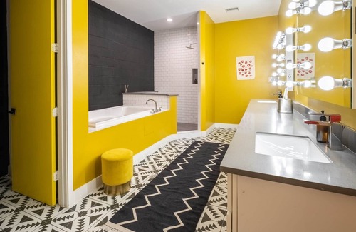 East Downtown Houston Apartamento | Texas Avenue BNB | The Disco Suite