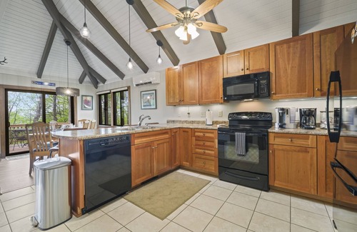 Pedlars Edge Casa | The Distinguished Squirrel Chalet walking distance
