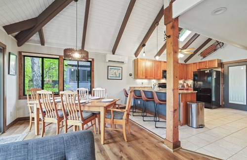 Pedlars Edge Casa | The Distinguished Squirrel Chalet walking distance