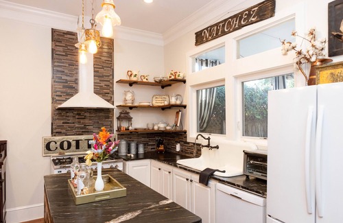 Natchez Casa | The Dollhouse | 3/2 | Walk to Downtown