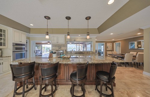 Bal Harbour Casa | The Dolphin Inn with views of Tampa Bay & Marina
