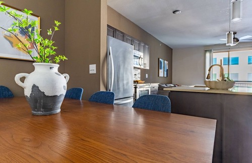 North Burnet Condominio | The Domain Escape: Modern 2-bedroom retreat in Austin