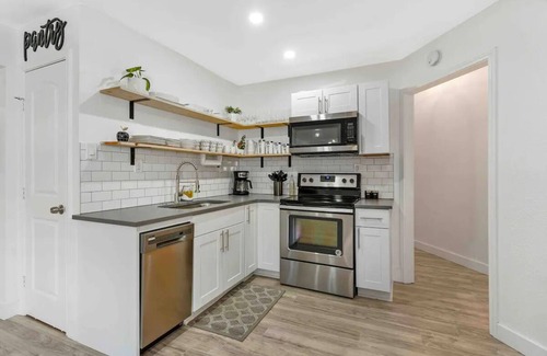 North Shore Colony Casa | The Domes Near Lake Travis *Sleeps 14*