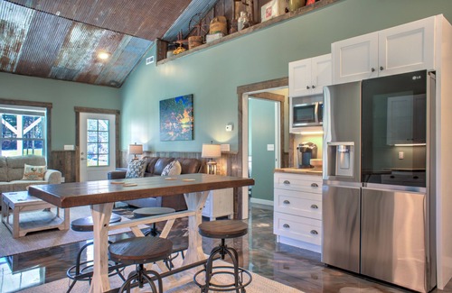 Alexander Casa | The Double B | Modern Farmhouse | Private Pond, Hot Tub, and Fire Pit