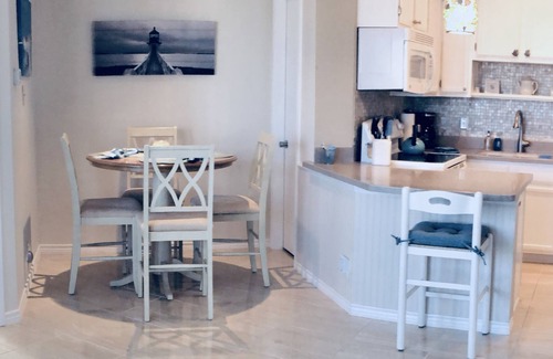 Corpus Christi Condominio | "The Dover" ~ a glimpse of the sea Resort-style condo