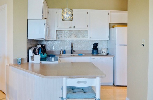 Corpus Christi Condominio | "The Dover" ~ a glimpse of the sea Resort-style condo