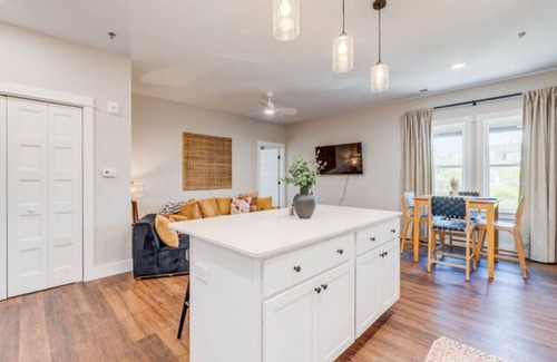 Historic Downtown Manteo Apartamento | The Downtown Delight Family Suite