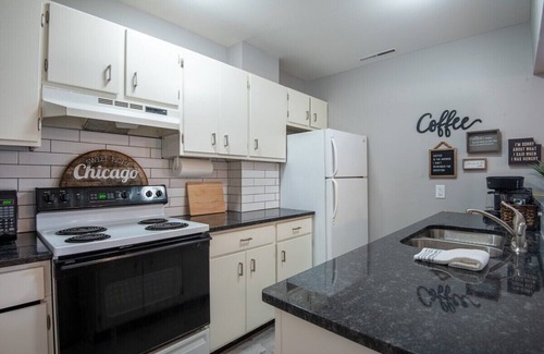 Lake Geneva Apartamento | The Downtown Trifecta |Large & Unique Lodging | Perfect for Group Stays |Main St |Parking Included