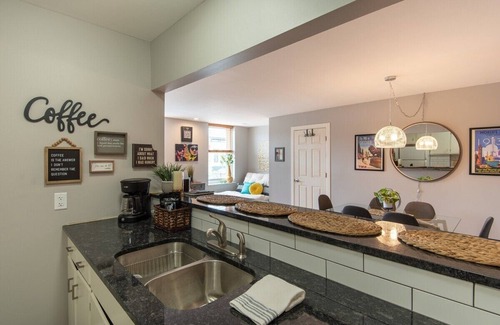 Lake Geneva Apartamento | The Downtown Trifecta |Large & Unique Lodging | Perfect for Group Stays |Main St |Parking Included