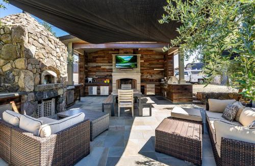 Healdsburg Casa | The Dragonfly- Complimentary Wine Tasting At Croix Included!