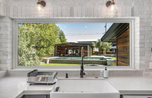 Healdsburg Casa | The Dragonfly- Complimentary Wine Tasting At Croix Included!