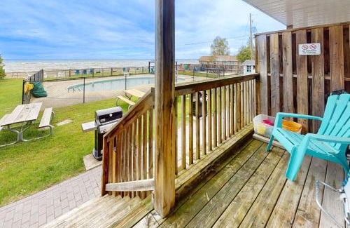 Wasaga Beach Casa | The Driftwood Deck 5A