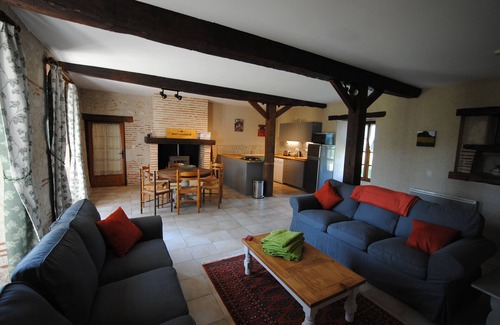 Dolmayrac Casa | The Drouant, una casa rural de 3 dormitorios ubicada en un granero antiguo con una gran piscina compartida