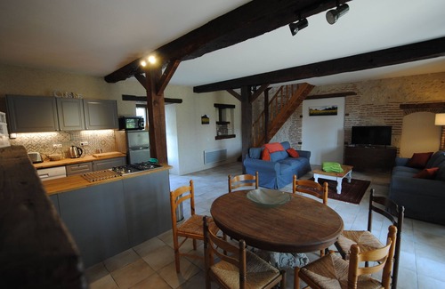 Dolmayrac Casa | The Drouant, una casa rural de 3 dormitorios ubicada en un granero antiguo con una gran piscina compartida
