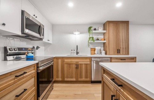 Southeast Calgary Casa | The Duchess | 5 Min from Chinook | Upscale | Pets