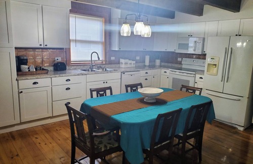 White Lake Cabina | The Ducks Summer Nest @ White Lake NC. A cozy, 5-bedroom 3-bath cabin.