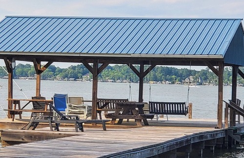 White Lake Cabina | The Ducks Summer Nest @ White Lake NC. A cozy, 5-bedroom 3-bath cabin.