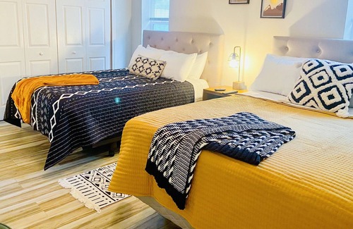 College Park Casa | The Eagles Nest! King Sized Bed! Sleeps 12! Family a time