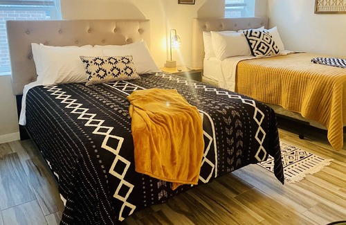 College Park Casa | The Eagles Nest! King Sized Bed! Sleeps 12! Family a time
