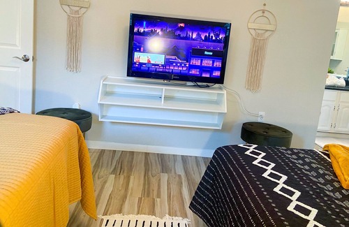 College Park Casa | The Eagles Nest! King Sized Bed! Sleeps 12! Family a time