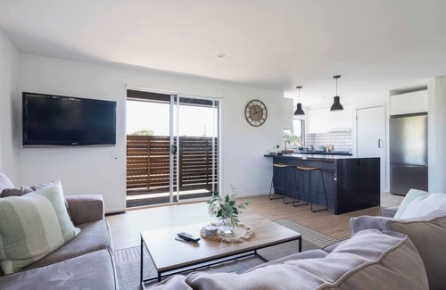 Rosebud Casa | The Ebony Coastal Retreat near Rosebud Beach