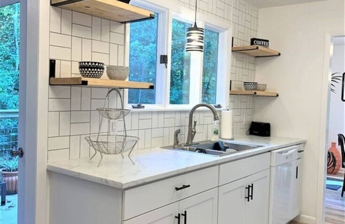 Cookeville Casa | The Eclectic Abode- by Downtown, I-40 & Lake. Nestled in the woods
