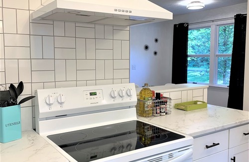 Cookeville Casa | The Eclectic Abode- by Downtown, I-40 & Lake. Nestled in the woods