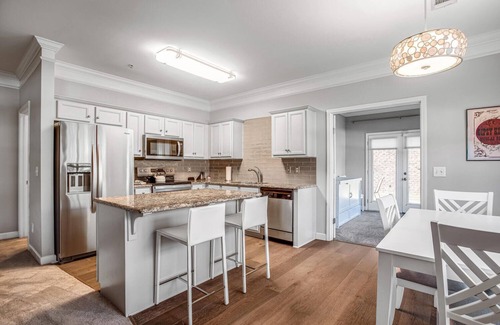 Melrose Apartamento | The Elliot - Pool & Gym Amenities