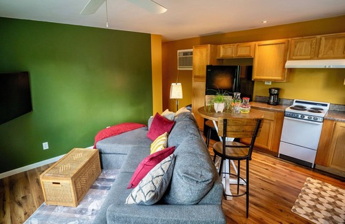 Pence Springs Casa | The Eloise - Stylish 3BR, 2 Bath Cottage on Greenbrier River, WV incl. AC, WiFi