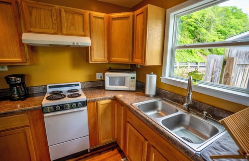 Pence Springs Casa | The Eloise - Stylish 3BR, 2 Bath Cottage on Greenbrier River, WV incl. AC, WiFi