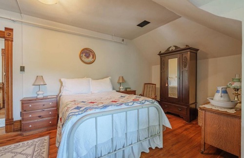 Timberville Casa | The Elora - Spacious Luxury Historic Retreat