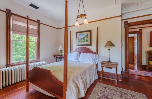 Timberville Casa | The Elora - Spacious Luxury Historic Retreat