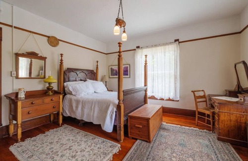 Timberville Casa | The Elora - Spacious Luxury Historic Retreat