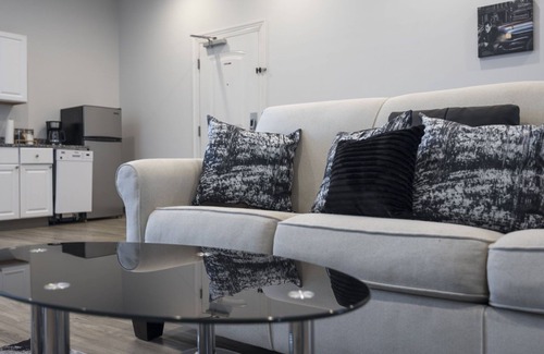 Maxwell Condominio | The Elvis Suite! 2 bd w/ a total vibe!